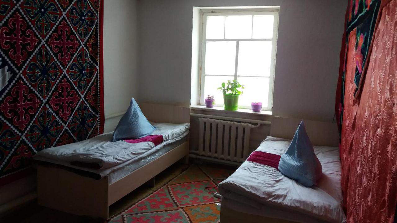 Happy Hostel In Kochkor Eksteriør bilde
