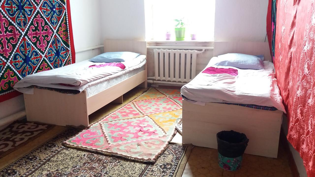 Happy Hostel In Kochkor Eksteriør bilde