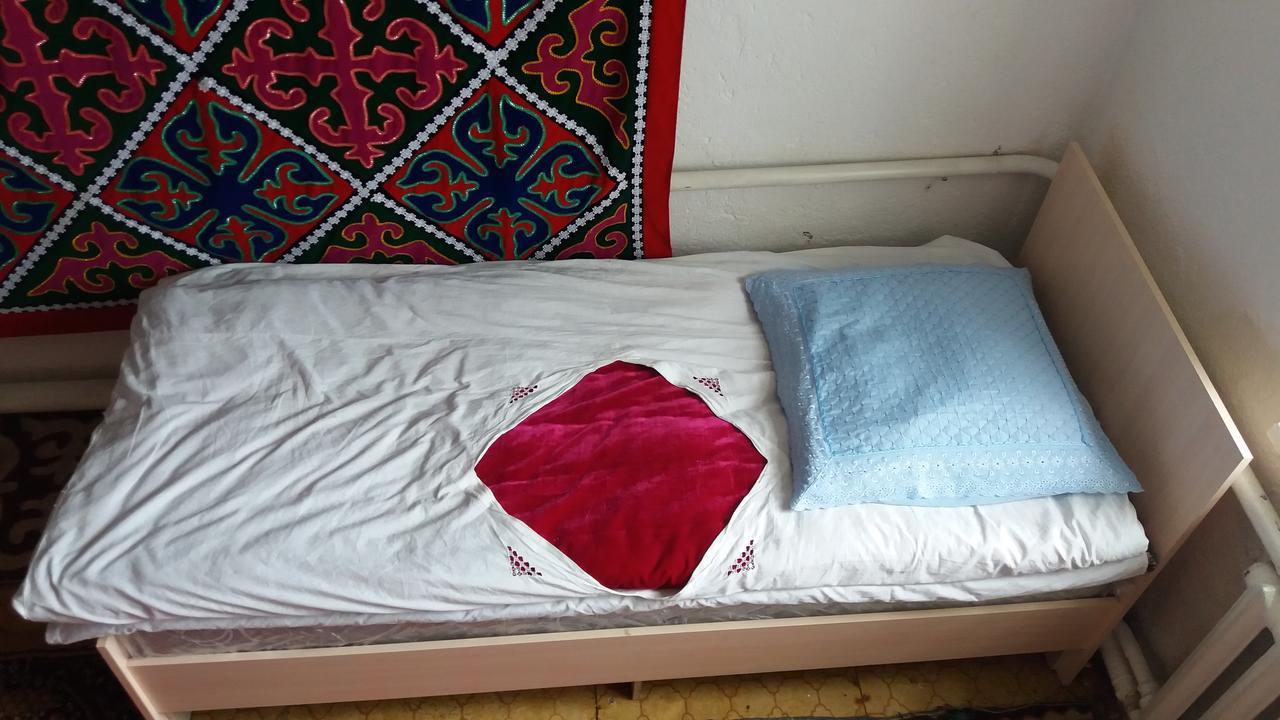 Happy Hostel In Kochkor Eksteriør bilde
